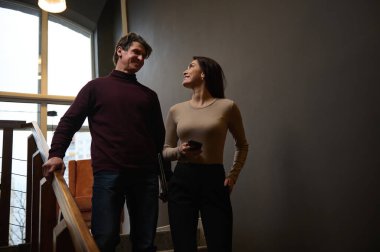 Başarılı adamlar. Yakışıklı, olgun bir adam ve güzel bir kadın. İş ortakları, iş arkadaşları. İş, takım çalışması, şirket işi.