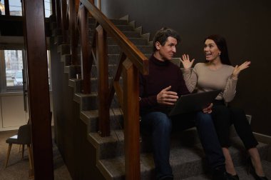 Neşeli, ilham verici iş ortakları, iş arkadaşları, iç mimarlar, satış müdürleri ev tasarımı stüdyosunda oturmuş yeni iş planlarını tartışıyorlar.