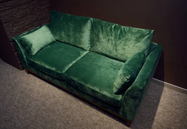 家具店のショールームで販売のために表示快適な張りのベロアグリーンソファ 張り家具の展示 — ストック写真