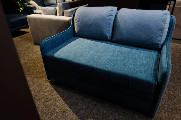 家具サロンのインテリア ネイビーブルーのソファ セット ソファはホームデザインストアでの販売のために公開 ホームインテリアデザイン 改善と装飾化粧品のコンセプト — ストック写真