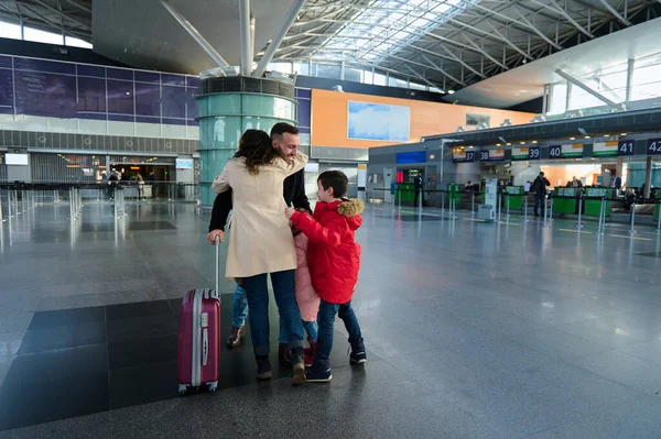 Šťastná Mladá Rodina Objímající Letišti Manžel Objímá Svou Ženu Děti — Stock fotografie