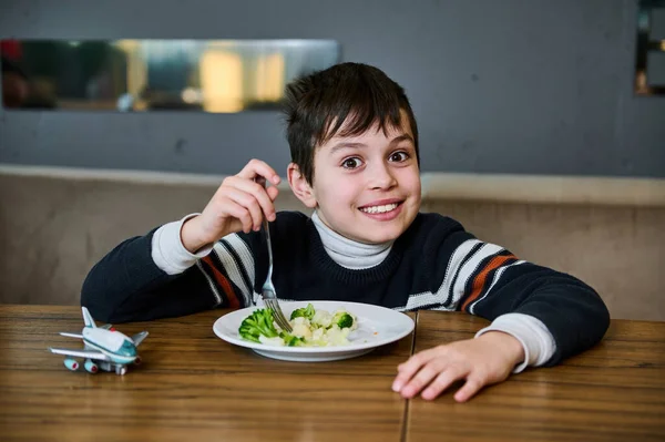 Очаровательный Европейский Мальчик Улыбается Глядя Камеру Наслаждаясь Здоровым Веганским Обедом — стоковое фото