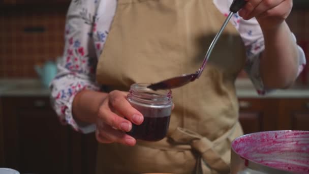 Ausgeschnittene Ansicht Hände Einer Hausfrau Schürze Die Der Kücheninsel Der — Stockvideo
