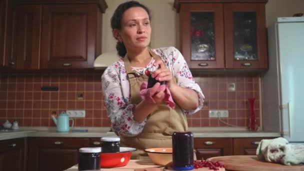 Woman Housewife Chef Confectioner Wearing Apron Closes Sterile Jars Freshly — Video Stock