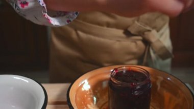 Şekerci, ev hanımı, aşçı pastası sterilize cam kavanozu yeni yapılmış meyve reçeliyle dolduran aşçı. Reçel, reçel, ev yapımı marmelat ve reçel hazırlıyorum..