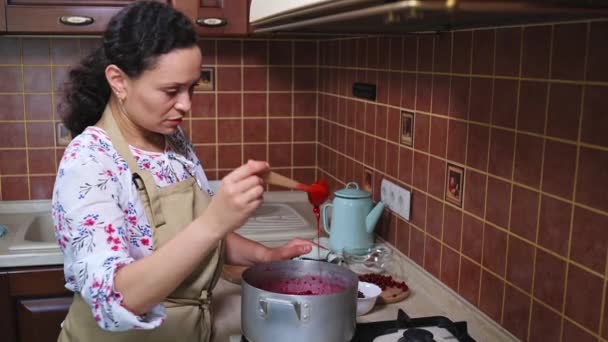 Beautiful Dark Haired Middle Aged Hispanic Woman Housewife Wearing Apron — Stock Video