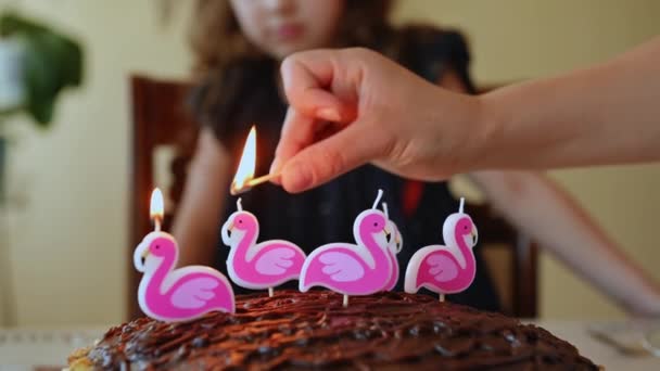 Крупный План Женщины Зажигают Розовые Свечи Фламинго Шоколадном Торте Размытом — стоковое видео
