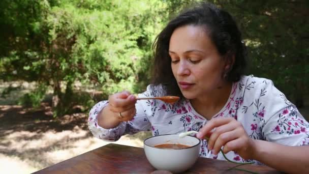 Чарівна Багатонаціональна Жінка Знайомиться Національною Українською Кухнею Їсть Українську Страву — стокове відео
