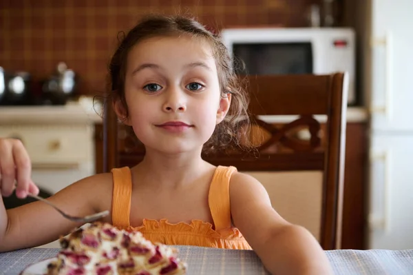 Urocze Europejskie Dziecko Mała Dziewczynka Patrząca Kamerę Delektująca Się Pysznym — Zdjęcie stockowe
