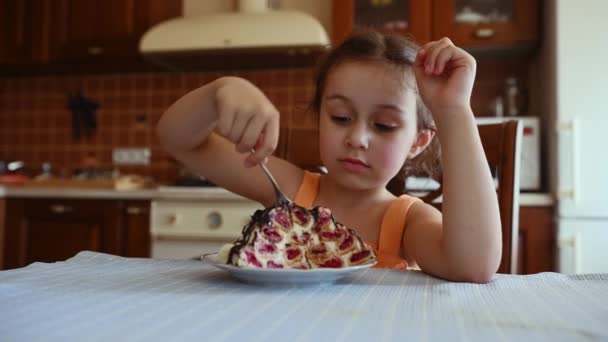 Beautiful Caucasian Little Girl Enjoying Delicious Homemade Sweet Summer Dessert — Stockvideo