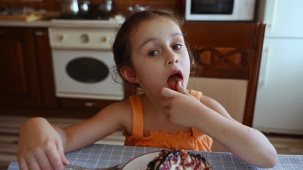 Urocze Dziecko Rasy Kaukaskiej Dziewczynka Ciesząca Się Pysznym Domowym Słodkim — Wideo stockowe