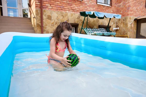 Χαρούμενο Μικρό Παιδί Αξιολάτρευτο Γοητευτικό Καυκάσιο Κοριτσάκι Παίζει Μια Πλωτή — Φωτογραφία Αρχείου