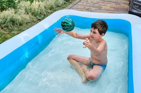 Αξιολάτρευτο Καυκάσιος Παιδί Όμορφος Έφηβος Παίζει Κυμαινόμενο Μπάλα Ενώ Κολύμπι — Φωτογραφία Αρχείου