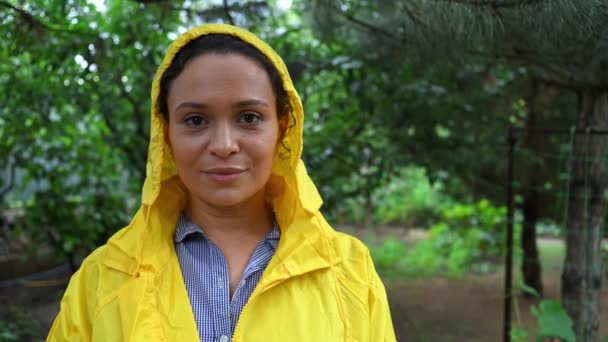 Headshot Portrait Face Multiethnic Woman Gardener Horticulturist Inspired Successful Gardener — Stockvideo