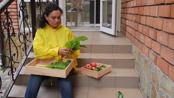 Inspirierte Erfolgreiche Bäuerin Gelben Regenmantel Sitzt Auf Den Stufen Unter — Stockvideo