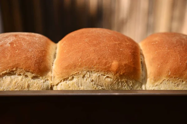 Widok Przycięte Naczynia Pieczenia Świeżo Upieczonym Gorącym Chlebem Pełnoziarnistym Rustykalnym — Zdjęcie stockowe