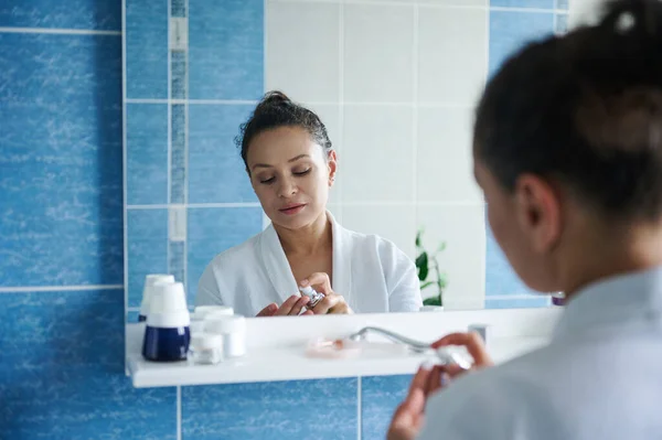 Beauty Portrait Reflecting Bathroom Mirror Attractive Young Woman Her 30S — Foto de Stock