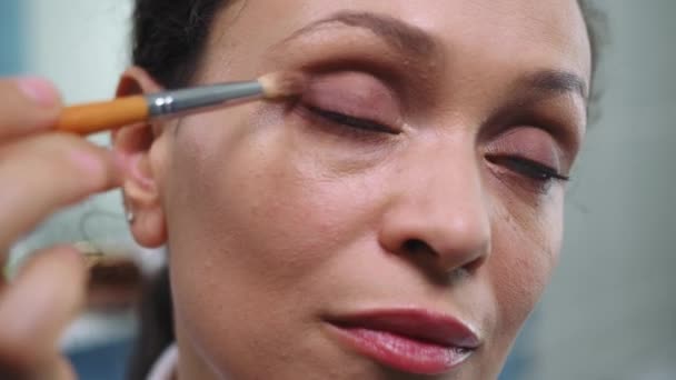 Headshot Young 35S Multiethnic Woman Healthy Skin Using Makeup Brush — Stockvideo