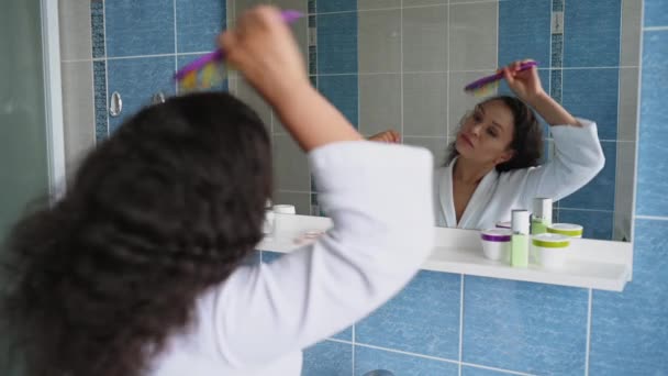 Pretty Woman Standing Front Mirror Bathroom Combing Hair Caring Curly — Vídeo de Stock
