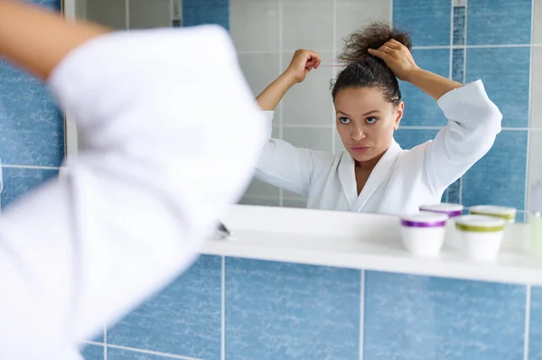 Beautiful Multiethnic 35S Young Woman White Bathrobe Ties Her Ponytail — Zdjęcie stockowe