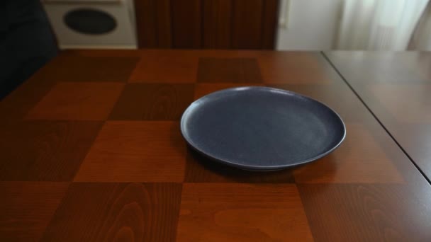 Focus Empty Navy Blue Ceramic Plate Wooden Table Housewife Chef — Vídeo de Stock