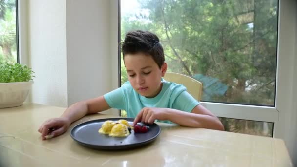 Adorable Caucasian Ten Year Old Boy Enjoys Taste Refreshing Mango — Stockvideo