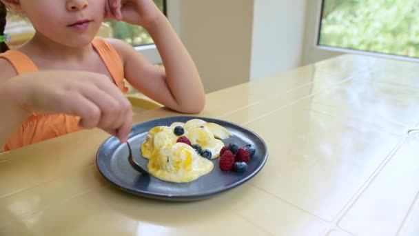 Focus Balls Mango Passion Fruit Ice Cream Sorbet Melting Blue — Videoclip de stoc