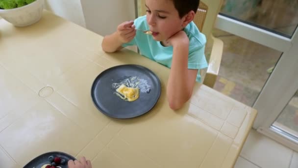 Top View Handsome School Age Children Enjoying Delicious Snack Eating — Stock video