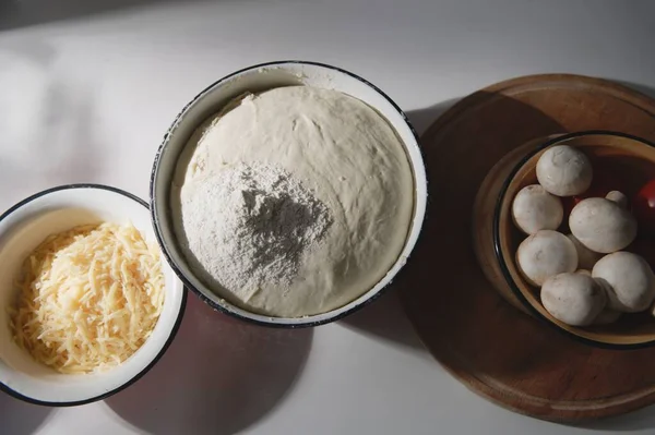 Flat Lay Enamel Bowls Yeast Rising Dough Sprinkled White Flour — Stock fotografie