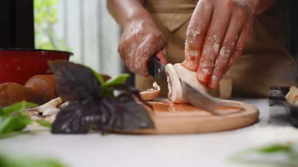 Details Chefs Hands Using Kitchen Knife Slicing Fresh Mushroom Champignon — Stockvideo