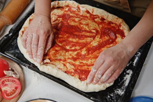 Close Chef Pizzaiolo Makes Homemade Italian Pizza Tomato Sauce Fresh — Fotografia de Stock