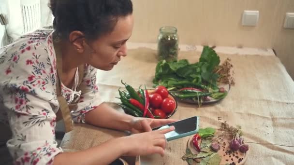 Чарівна Жінка Середнього Віку Домогосподарка Стоїть Кухонним Столом Інгредієнтами Спеціями — стокове відео