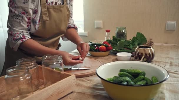 Close Hands Housewife Peeling Garlic Wooden Board Stands Kitchen Table — Vídeos de Stock