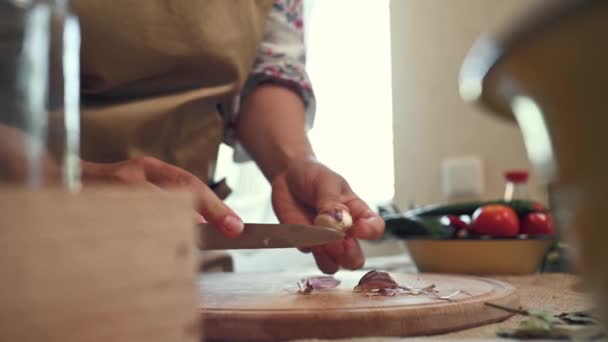 Деталі Руки Домогосподарки Куховарському Фартусі Чищення Часнику Руками Домашній Кухні — стокове відео