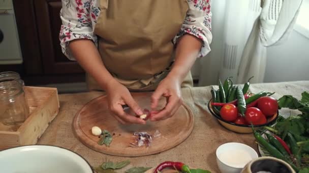 Close Hands Housewife Chefs Apron Peeling Fresh Garlic Chopping Wooden — Stockvideo