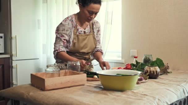 Beautiful Multi Ethnic Woman Housewife Chefs Apron Cutting Peppers Chopping — Stockvideo