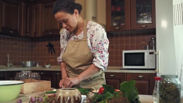 Pleasant Middle Aged Woman Housewife Chefs Apron Filling Sterilized Glass — 비디오