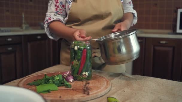 Деталі Руки Домогосподарки Кулінарному Фартусі Тримають Каструлю Наповнюють Розсолом Стерилізовану — стокове відео