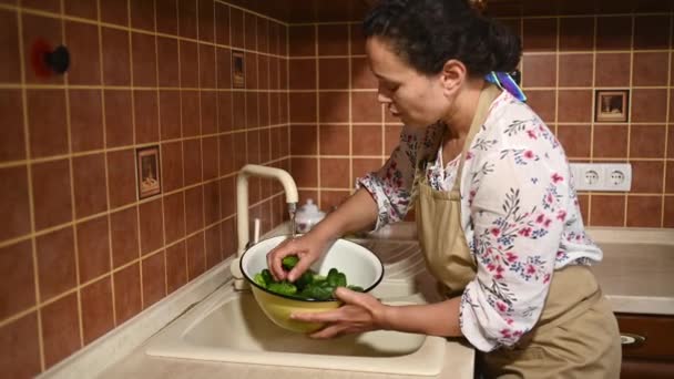 Pleasant Multiethnic Middle Aged Woman Housewife Chefs Apron Carefully Rinses — Vídeo de Stock