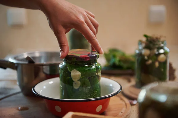 Details Chefs Hand Putting Lid Sterilized Jar Cucumbers Pickled Fresh — Zdjęcie stockowe