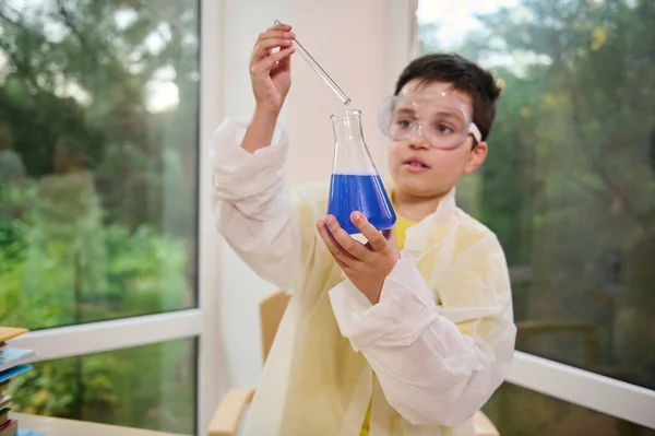 Focus Flat Bottomed Flask Glass Stick Hands School Child Chemist — Stockfoto
