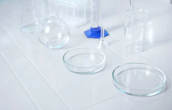 Glass Lab Dishes White Table Background Labware Beaker Flask Graduated — ストック写真