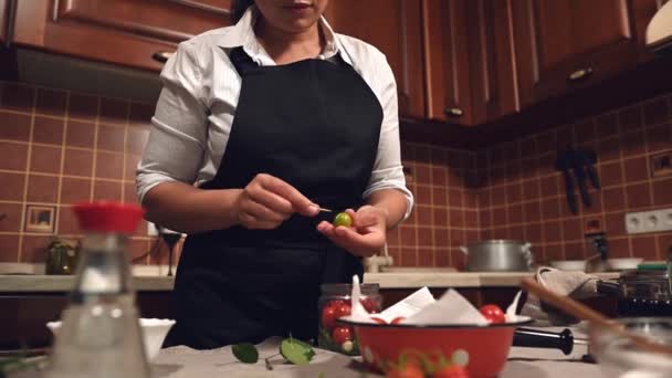 Pretty Housewife Black Chefs Apron Canning Raw Organic Homegrown Cherry — Stok video