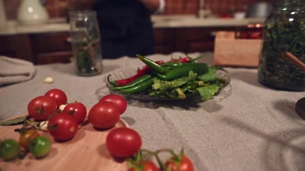 Steadicam Shot Ripe Tomatoes Chopping Board Hot Chili Fragrant Culinary — Vídeos de Stock