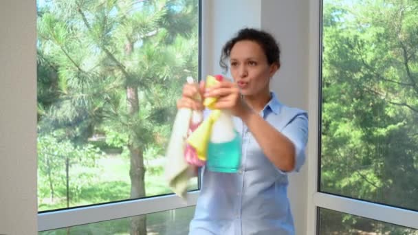 Beautiful Funny Latin American Woman Lovely Housewife Sprinkling Sprays Detergent — Video Stock