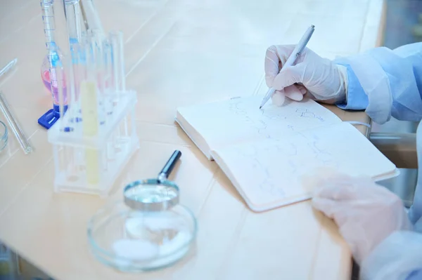 Details Hands Scientist Gloves Writing Notepad Chemical Formula Conclusion Science — Foto de Stock