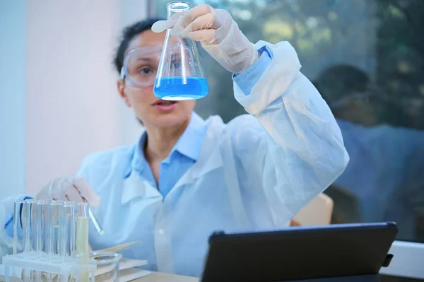 Selective Focus Flat Bottomed Flask Hand Woman Chemist Scientist White —  Fotos de Stock