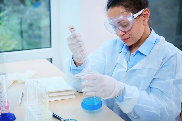 African American Woman Scientist Pharmacologist Pipetting Blue Chemical Liquid Flat — Foto de Stock