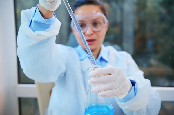 Focus Laboratory Glass Pipette Hands Blurred Scientist Pharmacologist Clinical Researcher — Foto de Stock