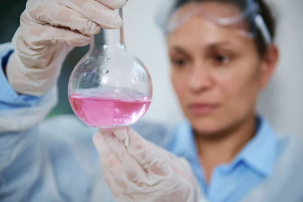 Фокус Лабораторній Скляній Колбі Рожевою Хімічною Речовиною Руках Розмитої Багатоетнічної — стокове фото